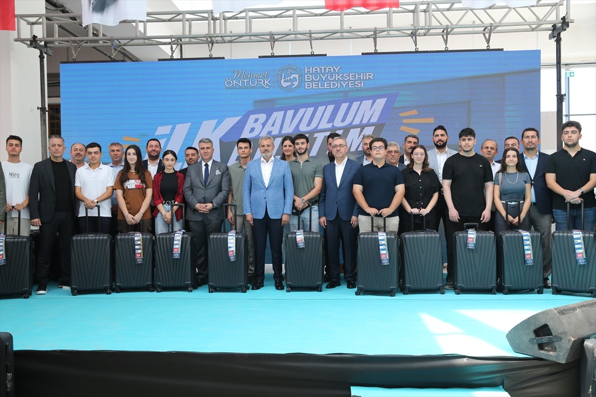 Hatay Büyükşehir Belediyesi, üniversiteyi kazanan öğrencilere içerisinde bilet paraları ve...