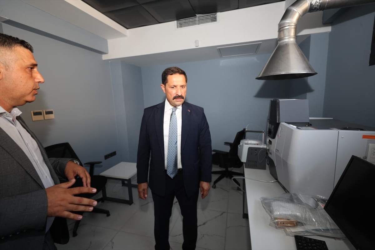 Hatay Valisi Mustafa Masatlı (sağda), Altınözü ilçesinde yapımı tamamlanarak hizmete açılan...