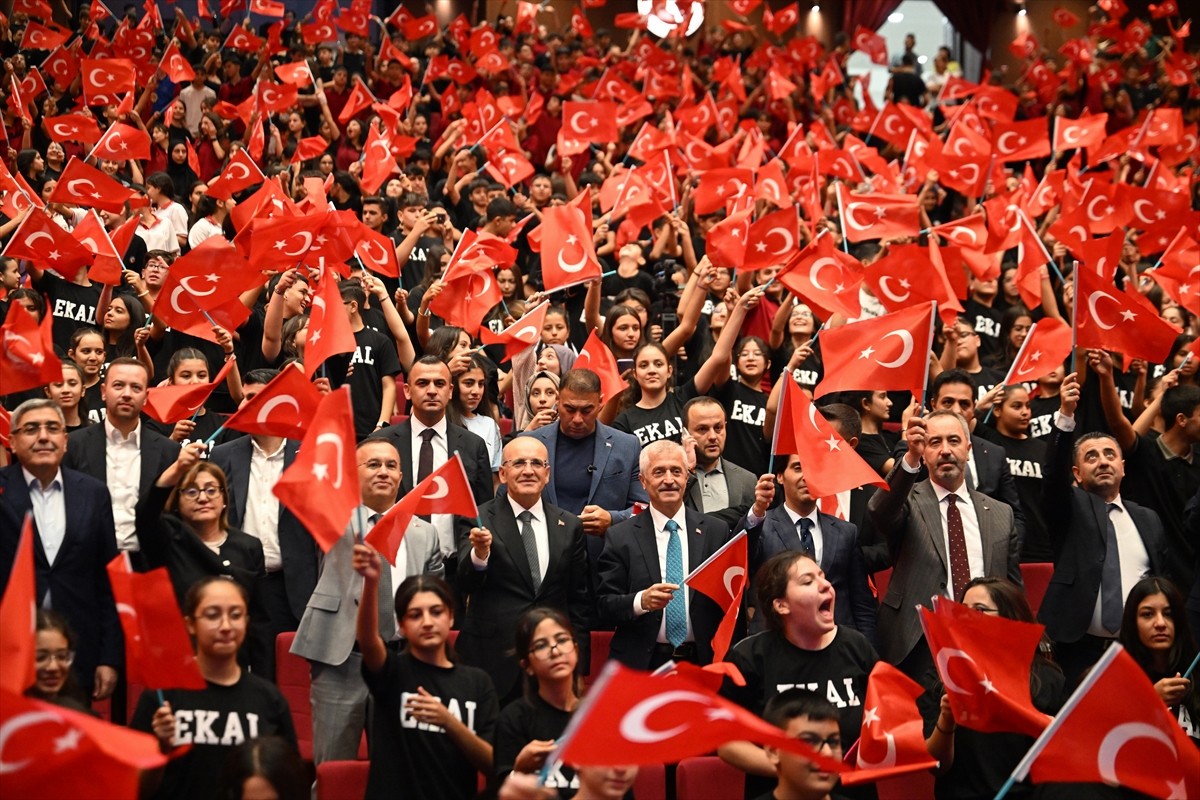 Hazine ve Maliye Bakanı Mehmet Şimşek, Şahinbey Kongre Merkezi'nde düzenlenen "Çanakkale Gezileri...