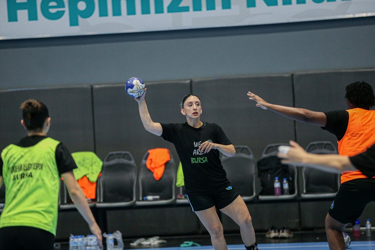 Hentbol Kadınlar Süper Kupası'nı müzesine götüren Bursa Büyükşehir Belediyespor, bu sezon ligde ve...