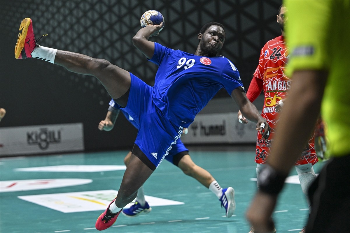 Hentbolda EHF Erkekler Avrupa Kupası 1. tur rövanş maçında DEPSAŞ Enerji As, Kosova'nın KH Besa...