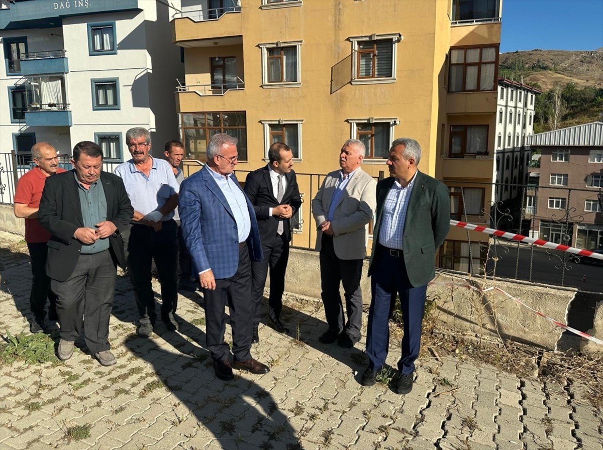 İçişleri Bakan Yardımcısı Münir Karaloğlu, Erzurum'un İspir ilçesinde heyelan meydana gelen Yukarı...