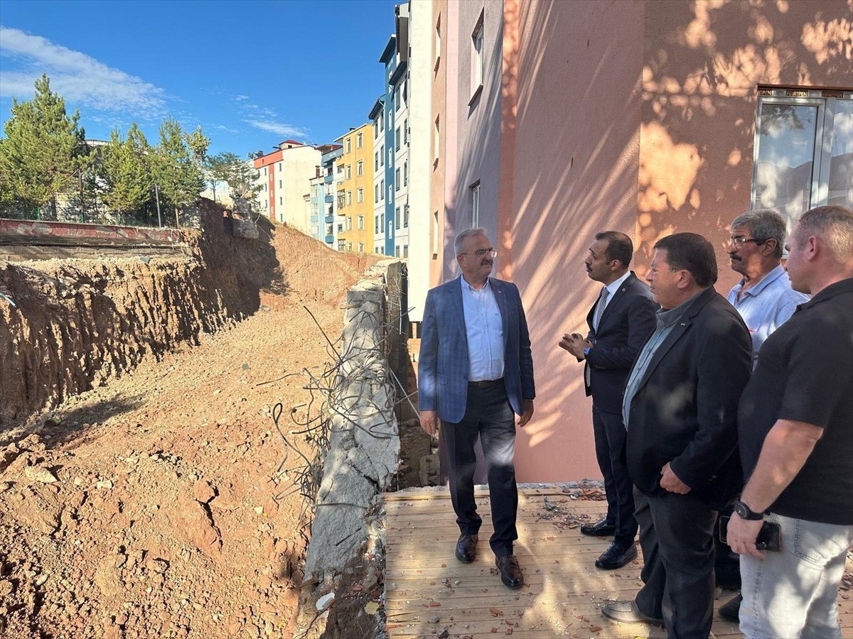 İçişleri Bakan Yardımcısı Münir Karaloğlu, Erzurum'un İspir ilçesinde heyelan meydana gelen Yukarı...