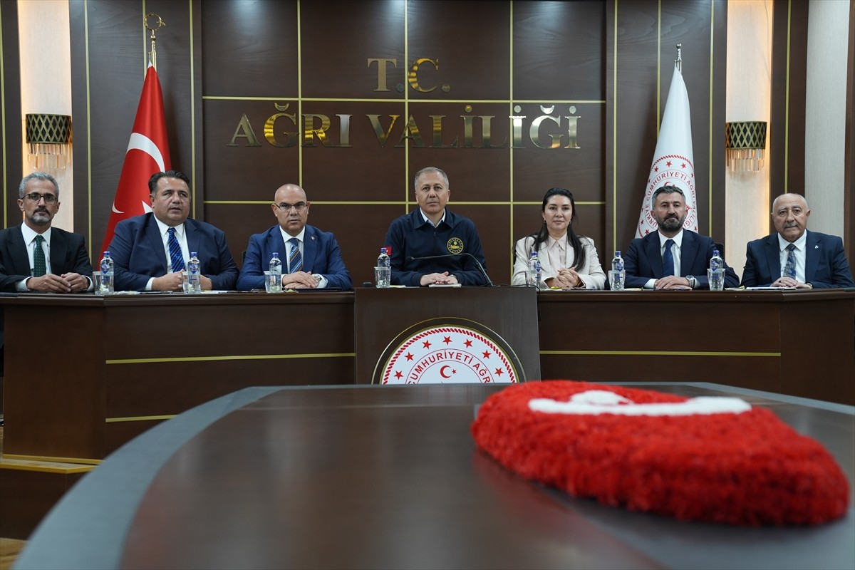 İçişleri Bakanı Ali Yerlikaya, bazı temaslarda bulunmak üzere geldiği Ağrı'da, esnafı ziyaret...