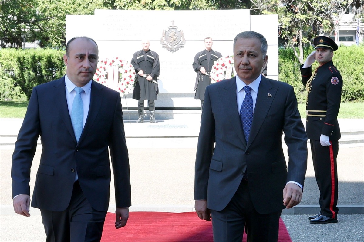 İçişleri Bakanı Ali Yerlikaya, Gürcistan'ın başkenti Tiflis'e gerçekleştirdiği ziyaret kapsamında...