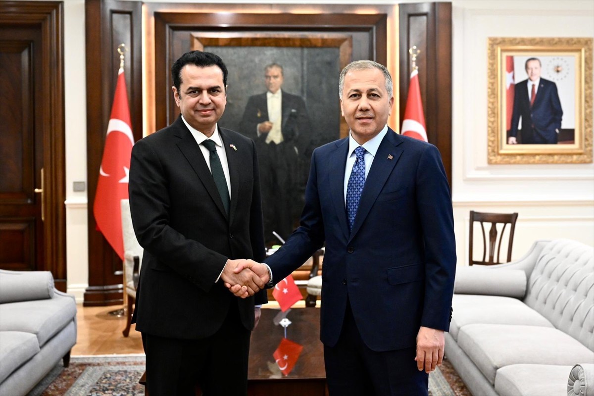  İçişleri Bakanı Ali Yerlikaya (sağda), Pakistan İçişleri ve Narkotik Kontrolden Sorumlu Devlet...