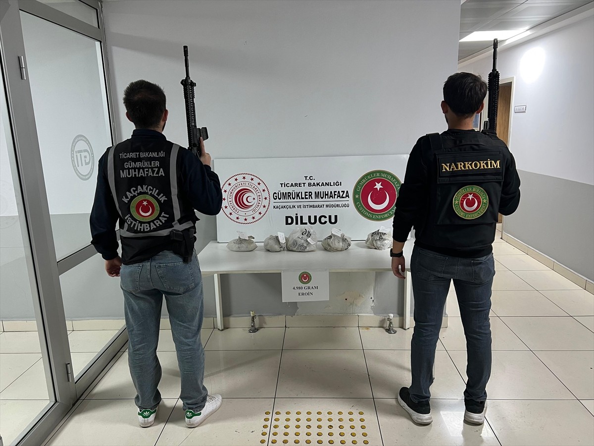 Iğdır'da, İran'dan gelen tırda 4 kilo 980 gram eroin ele geçirildi. 