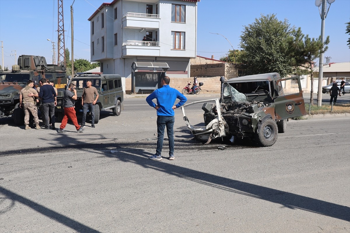 Iğdır'da, özel harekat polis aracıyla minibüsün çarpışması sonucu 1’i polis 4 kişi yaralandı....
