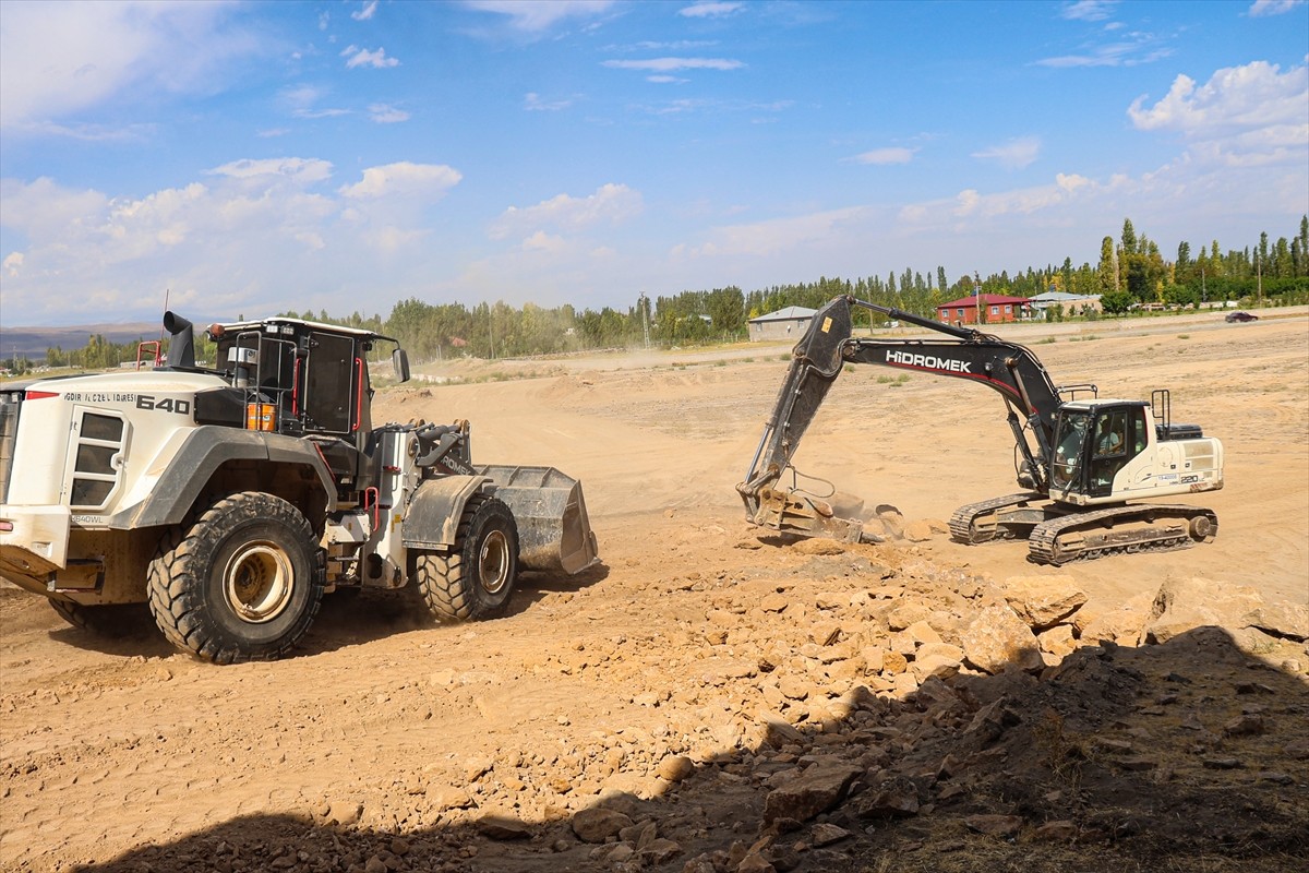 Iğdır'ın kırsal köylerinde, kış öncesi yol genişletme, asfaltlama, bakım-onarım ve yeni yol açma...