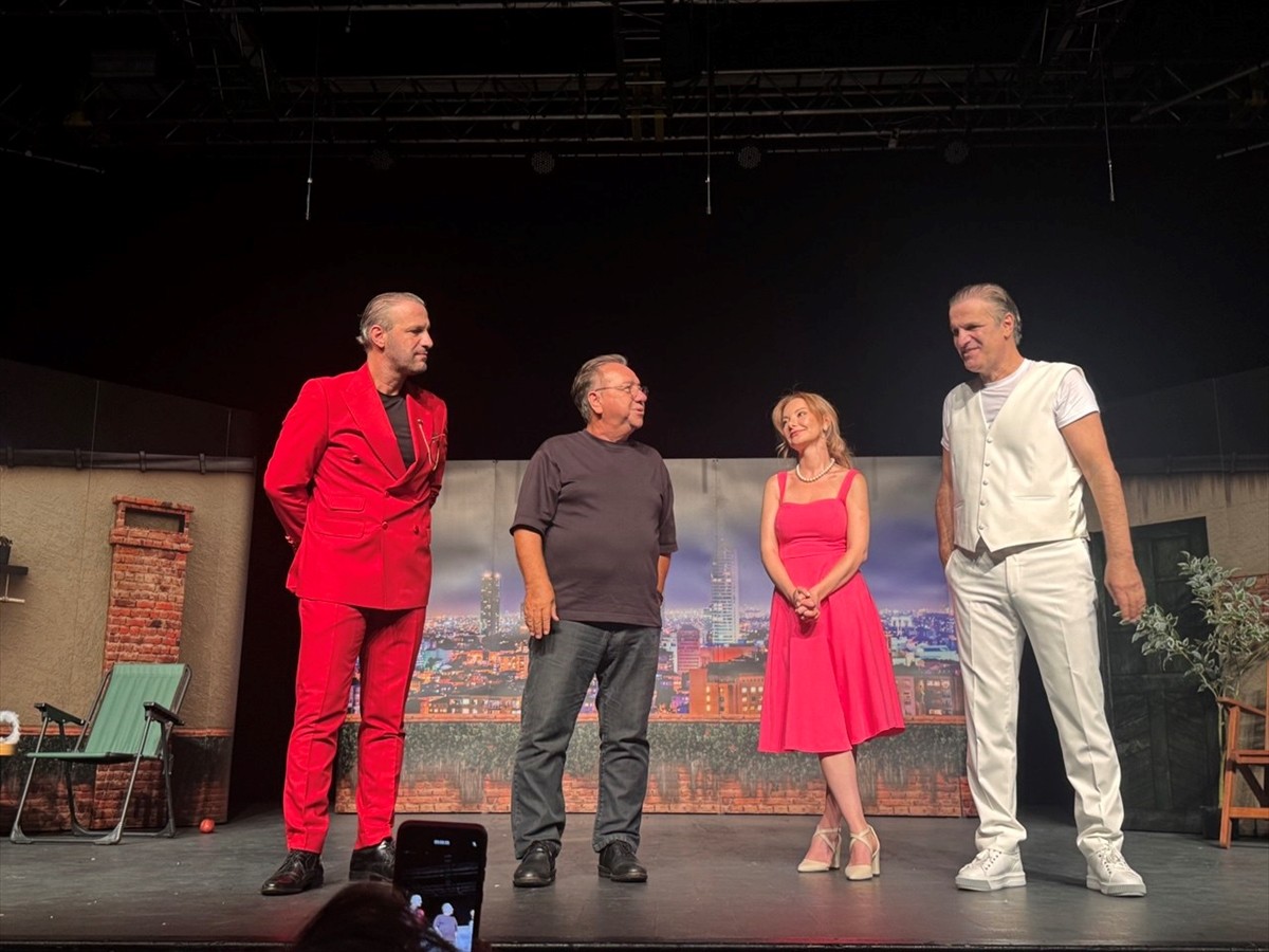  İkiz kardeşler Cevahir ve Hüseyin Önder'in, Sedef Şahin ile aynı sahneyi paylaştığı "Aynı Çatı...