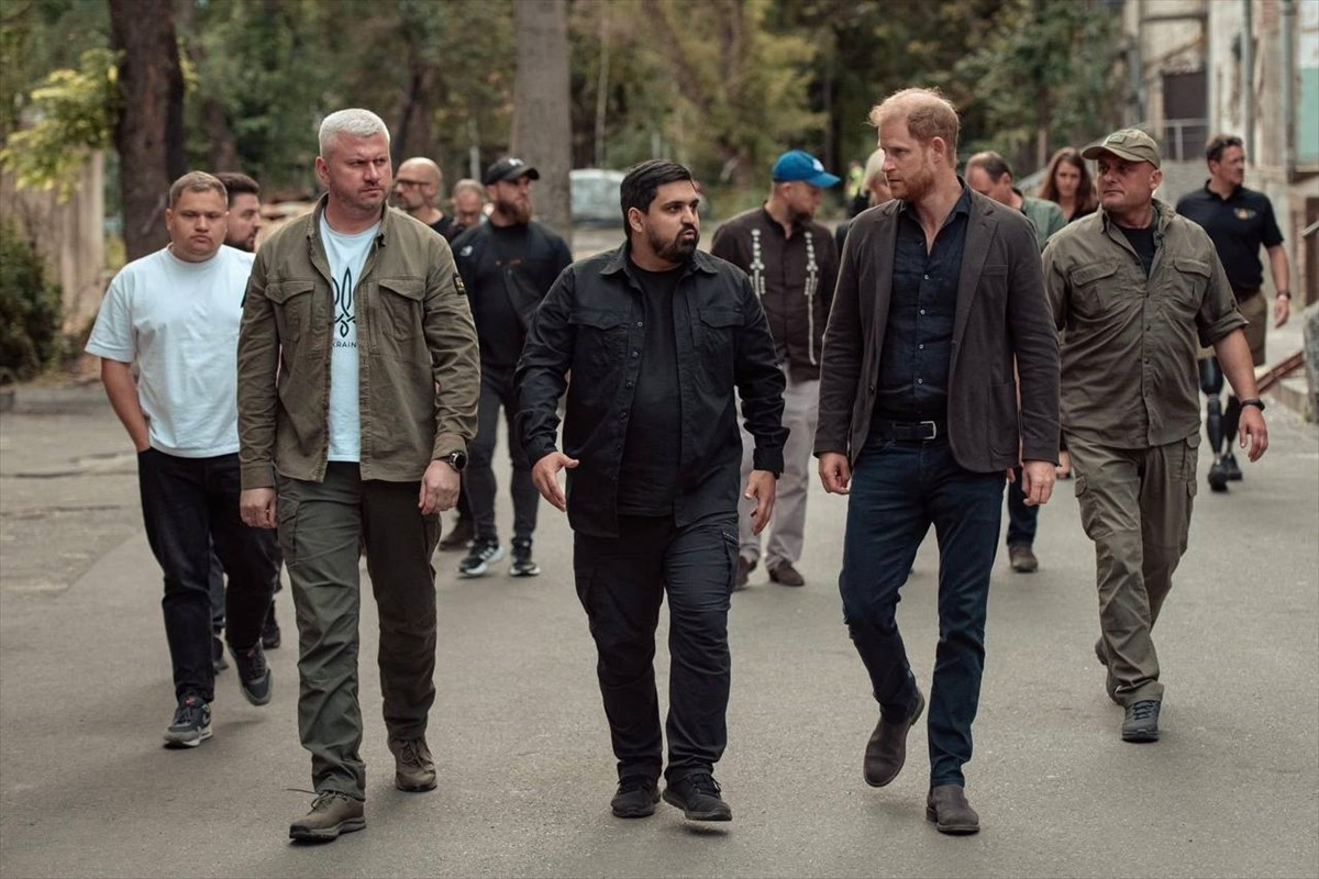 İngiltere Kralı III. Charles'ın oğlu Sussex Dükü Prens Harry'nin (sağda), Ukrayna'nın başkenti...