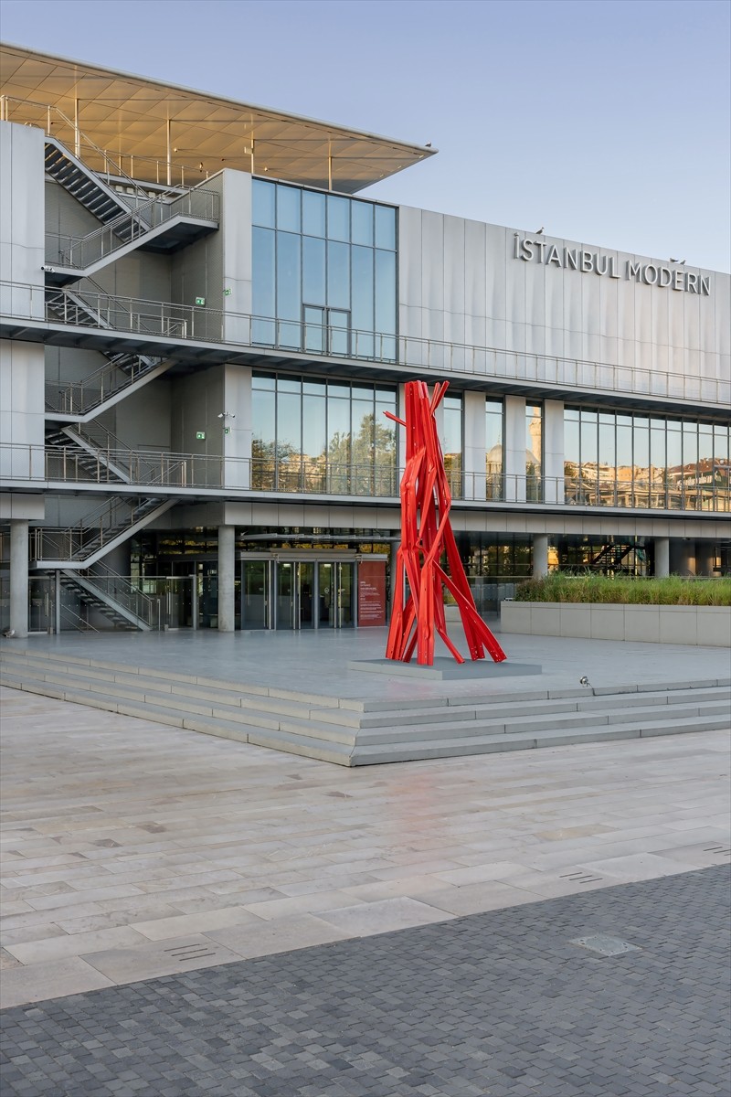  İran asıllı Almanya doğumlu sanatçı Bettina Pousttchi'nin "Dikey Otoyollar V02" adlı heykeli...