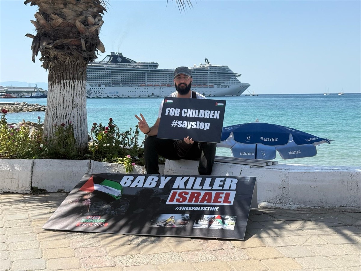 İsrail'in Gazze'ye saldırılarına dikkati çekmek isteyen aktivist Veysel Karahan, yabancı...