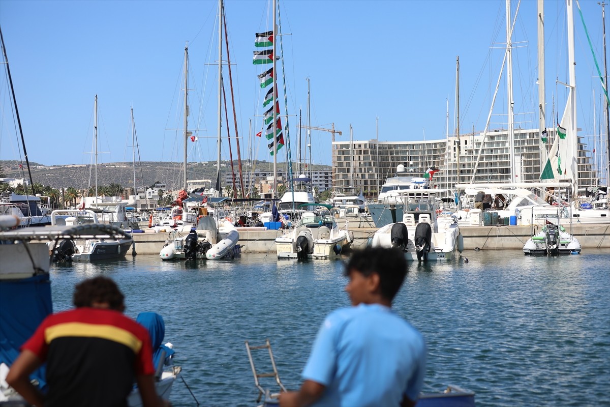 İsrail ablukasını kırmak ve insani yardım ulaştırmak hedefiyle Gazze'ye gitmek için yola çıkan...