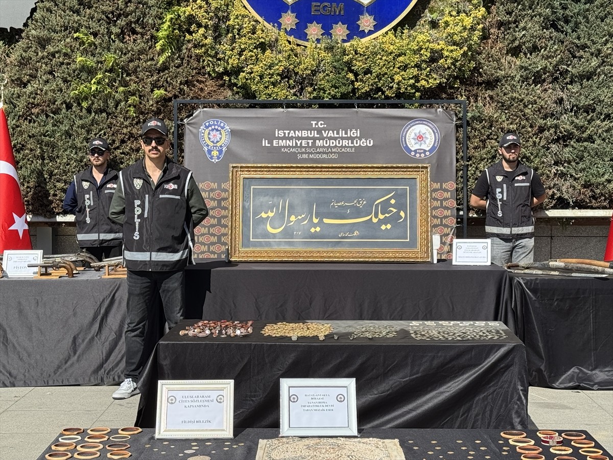 İstanbul'da çok sayıda objenin ele geçirildiği tarihi eser kaçakçılığı operasyonlarında 15 şüpheli...