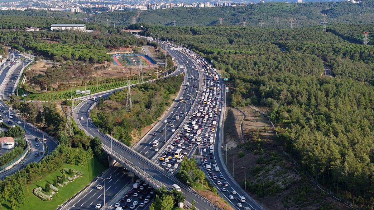 İstanbul'da haftanın ilk iş günü sabah saatlerinde kentin bazı bölgelerinde trafik yoğunluğu...