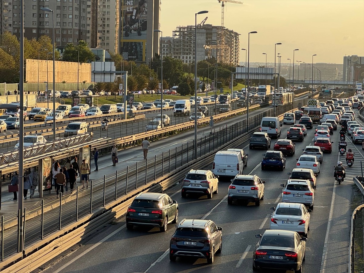  İstanbul'da haftanın son iş gününde mesainin bitmesiyle bazı ana arter, cadde ve ara yollarda...
