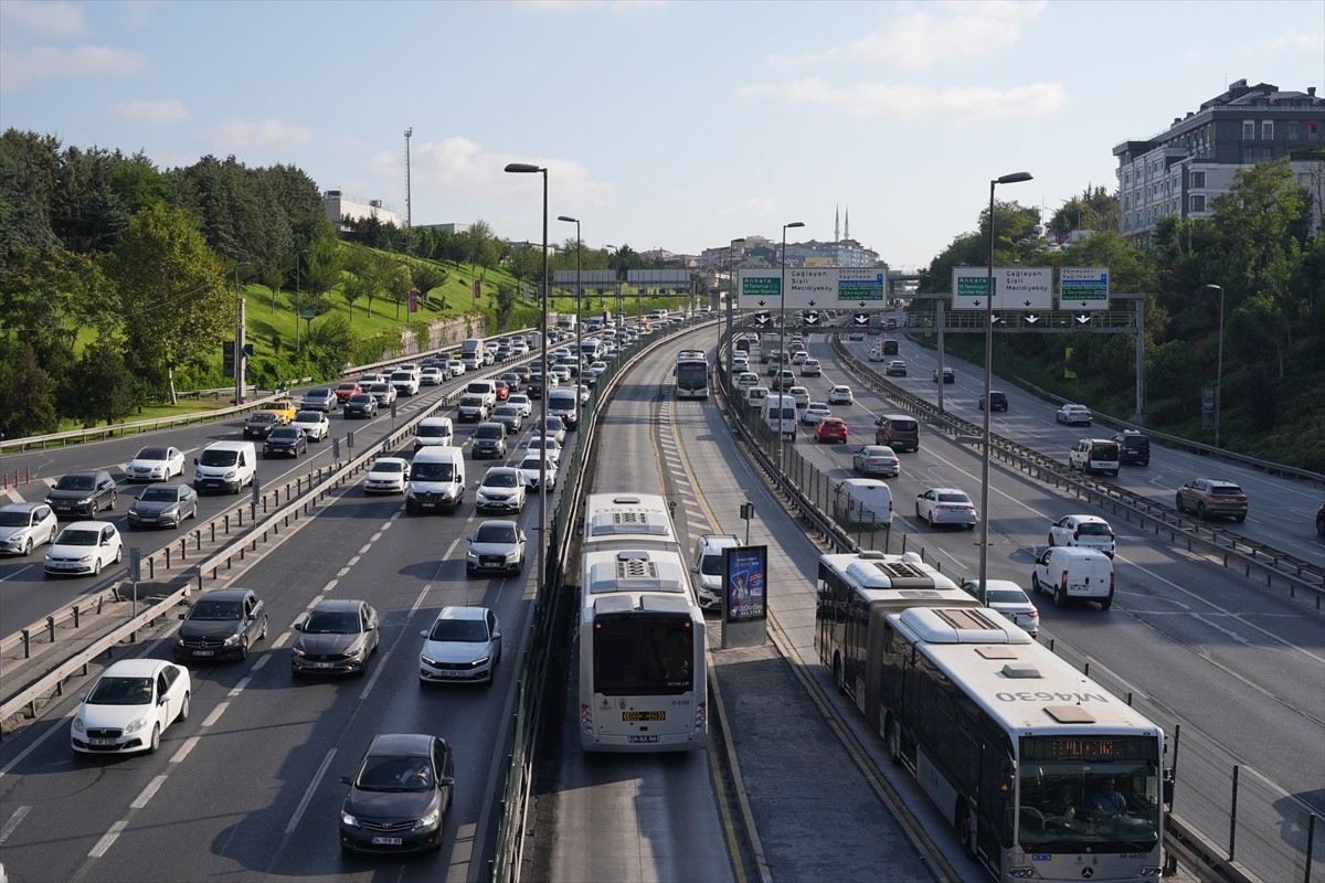 İstanbul Haliç Köprüsü ve çevresinde, sabah saatlerinde trafik yoğunluğu oluştu.