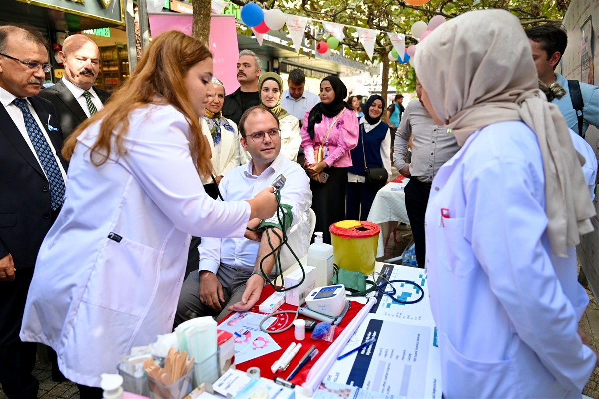 İstanbul Sağlık Müdürlüğünce, 3-9 Eylül Halk Sağlığı Haftası kapsamında çeşitli stantlarla...