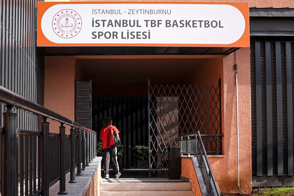 İstanbul TBF Basketbol Spor Lisesi, bugün çalan ders ziliyle eğitim hayatına başladı.
