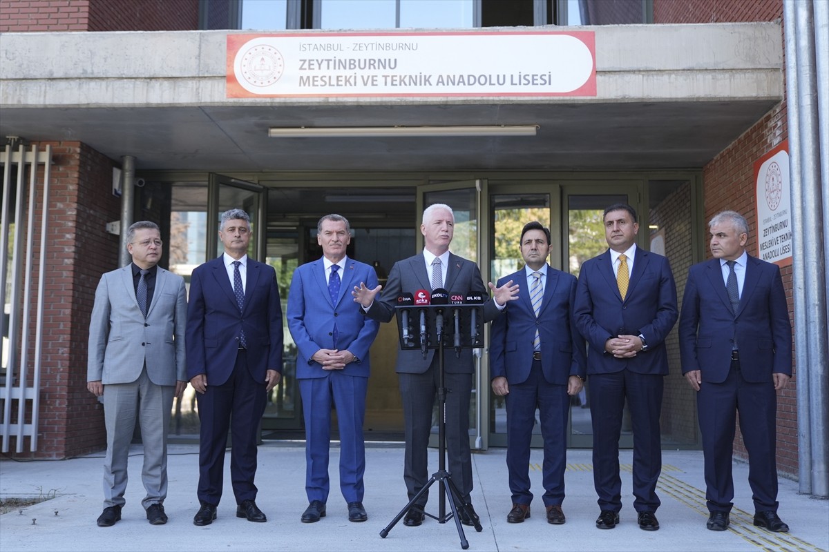 İstanbul Valisi Davut Gül, 2025-2026 eğitim öğretim yılı hazırlıklarına ilişkin Zeytinburnu...