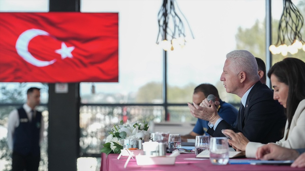  İstanbul Valisi Davut Gül, Beykoz Belediyesinin ev sahipliğinde yapılan istişare toplantısına...