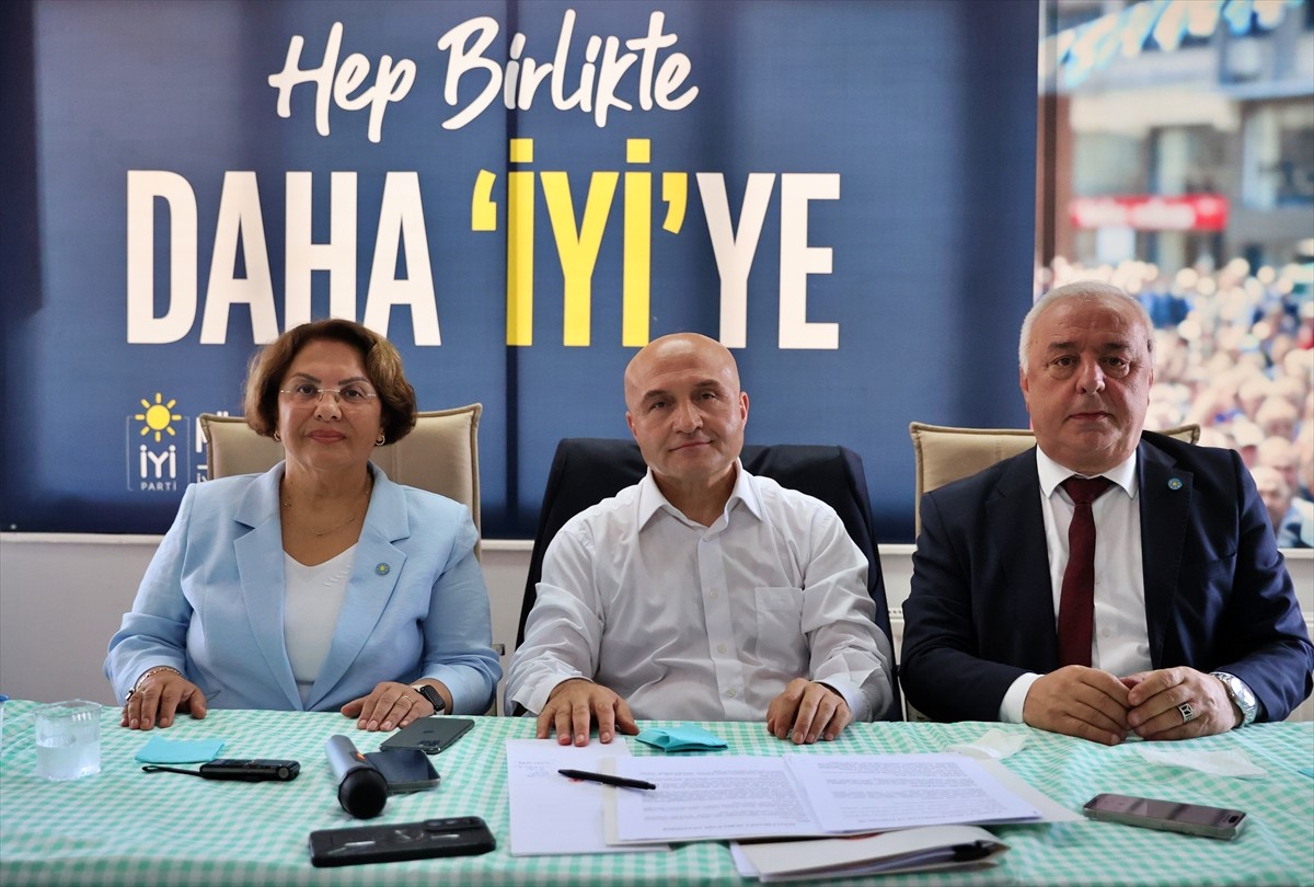 İYİ Parti Genel Başkan Yardımcısı Erhan Usta (ortada) ve İYİ Parti Teşkilat Başkan Yardımcısı...