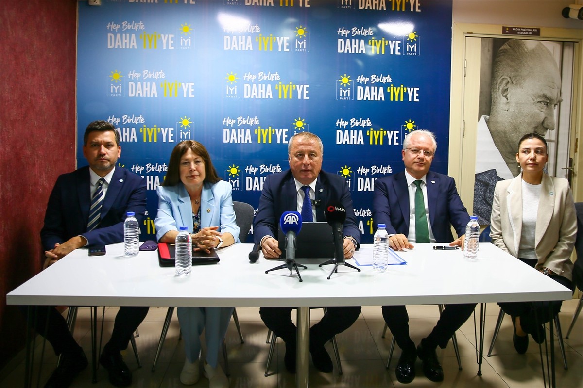 İYİ Parti Genel Başkan Yardımcısı Hakan Şeref Olgun (ortada), partisinin Uşak İl Başkanlığını...