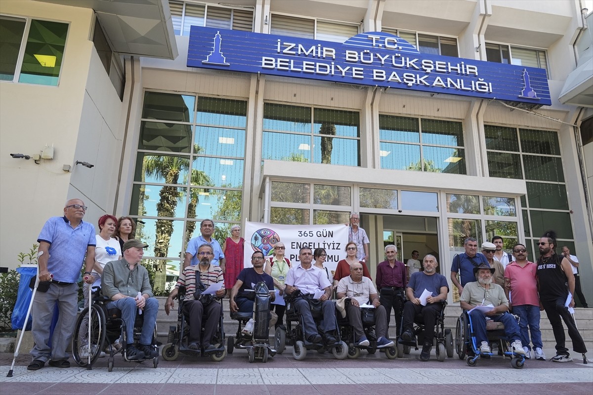 İzmir'de 365 Gün Engelliyiz Platformu, kentteki engellilerin özgürce sokağa çıkamadığını...