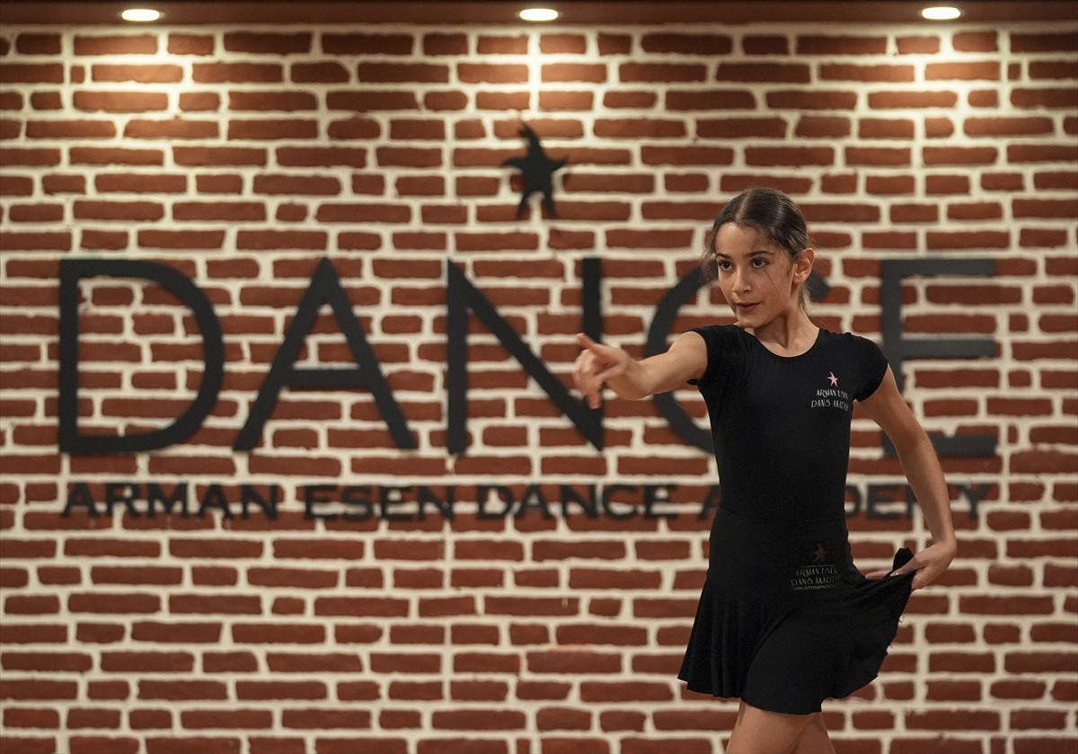 İzmir'de küçük yaşlarda dans etmeye başlayan ve kendi yaş kategorisinde dünyanın en iyisi olarak...