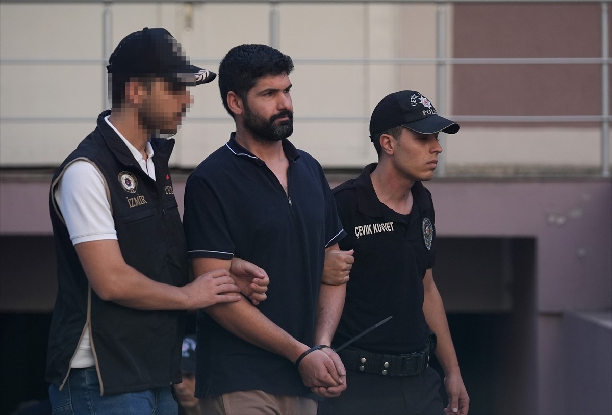 İzmir'de polis merkezine silahlı saldırı gerçekleştiren 16 yaşındaki saldırganın anne ve babasının...