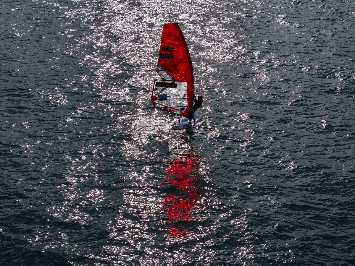 İzmir'de rüzgar sörfüne 2 yıl önce başlayan 12 yaşındaki Poyraz Yetimler, kısa sürede uluslararası...