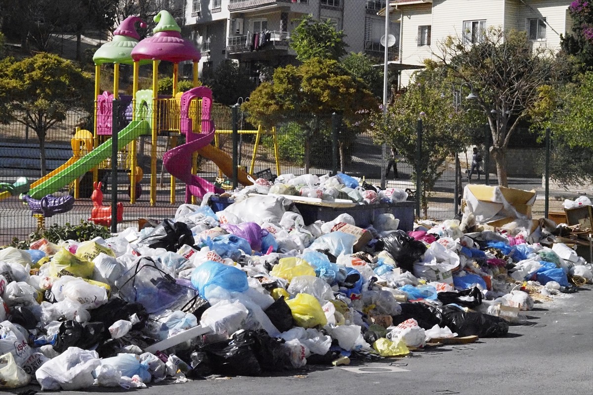 İzmir'in Buca ilçesinde yaşayanlar, sokaklarda biriken çöplere ve oluşan kötü kokuya çözüm...