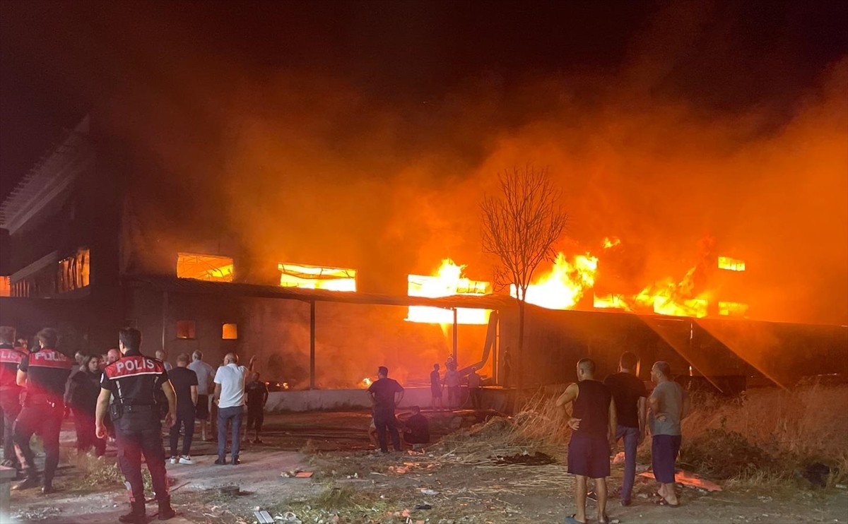 İzmir'in Gaziemir ilçesinde bir mobilya fabrikasında çıkan yangına müdahale ediliyor.