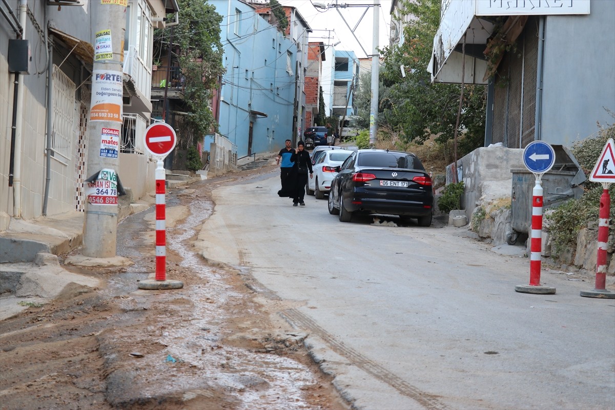 İzmir'in Karabağlar ilçesinde patlayan su borusunun onarılmaması nedeniyle 15 gündür suyun boşa...