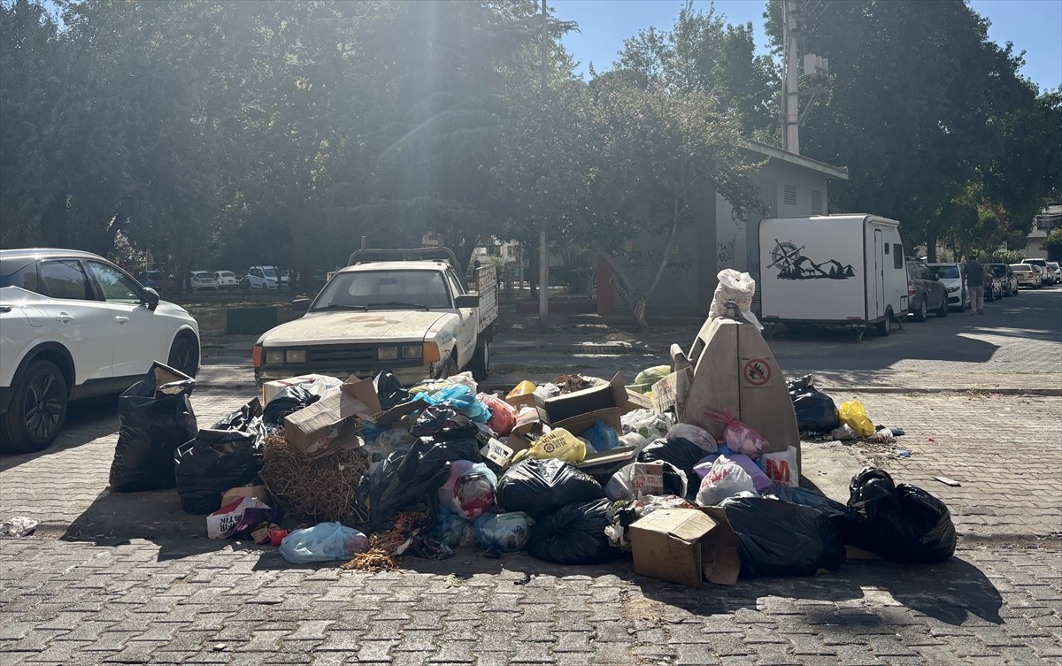 İzmir'in Karşıyaka ilçesinde yaşayanlar, çöplerin toplanmaması nedeniyle oluşan kirlilik ve kötü...