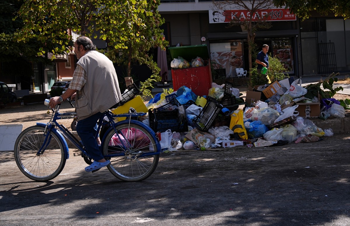 İzmir'in Karşıyaka ilçesinde yaşayanlar çöplerin toplanmaması nedeniyle oluşan kirlilik ve kötü...