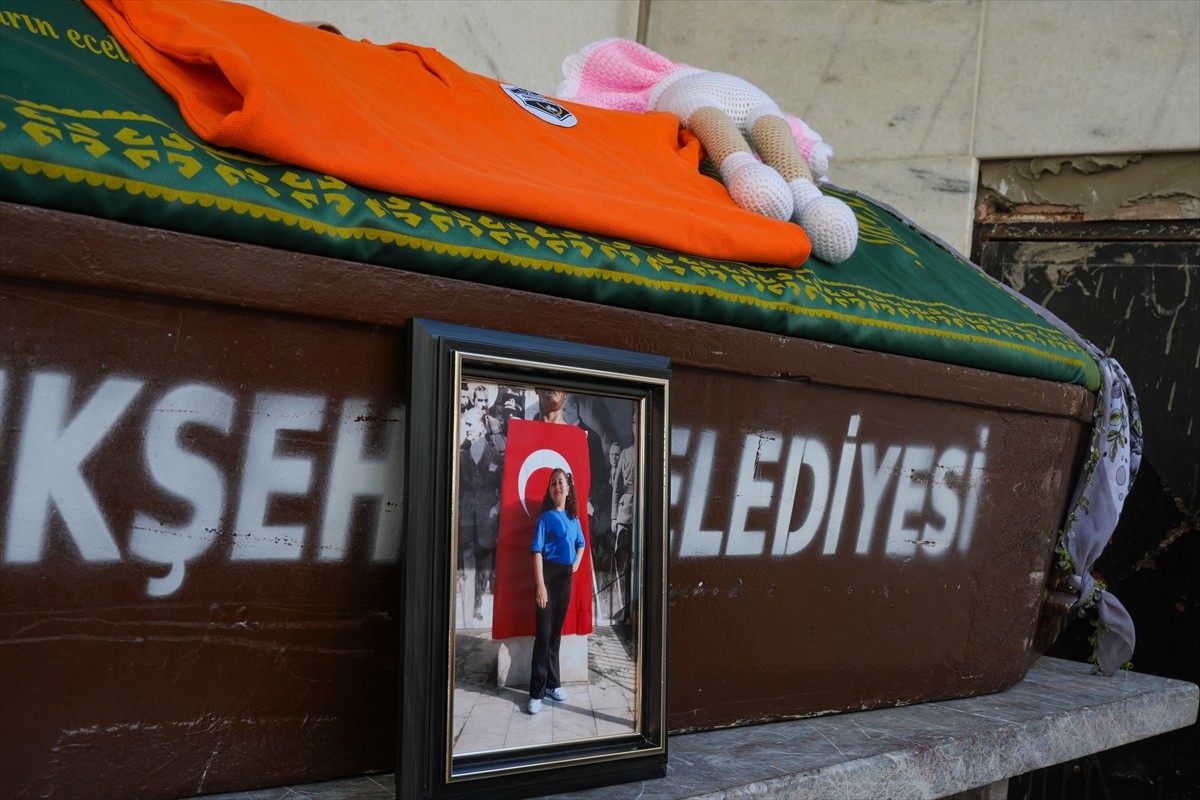 İzmir'in Menderes ilçesinde, taşınma sırasında nakliye asansöründen düşen koltuğun altında kalarak...