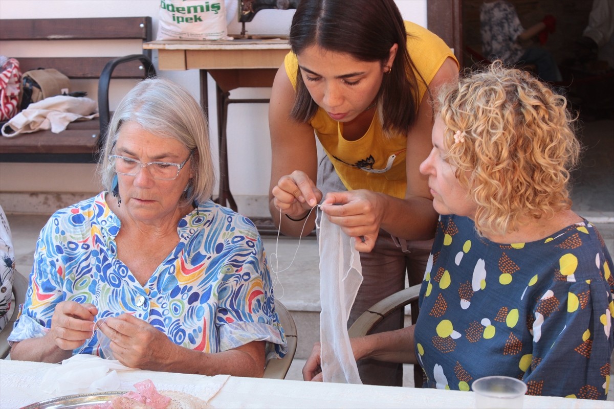 İzmir'in Ödemiş ilçesinde farklı ülkelerden gelen yabancı konuklara ilçeye özgü iğne oyasının...