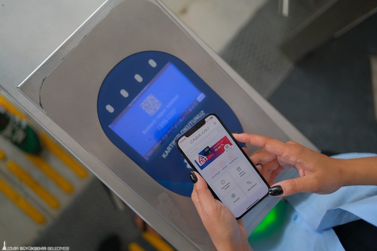 İzmir'de öğrenciler için yeni dönem: Cüzdanlardaki kart derdi bitiyor, artık cep telefonuyla 'okut geç' zamanı
