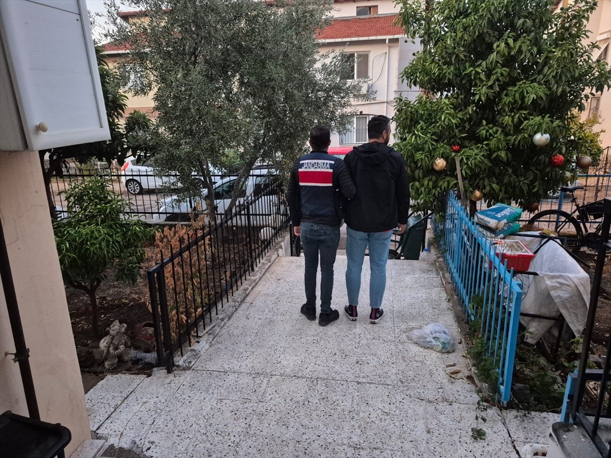 İzmir merkezli 16 ilde Fetullahçı Terör Örgütü'nün (FETÖ) askeri mahrem yapılanmasına yönelik...