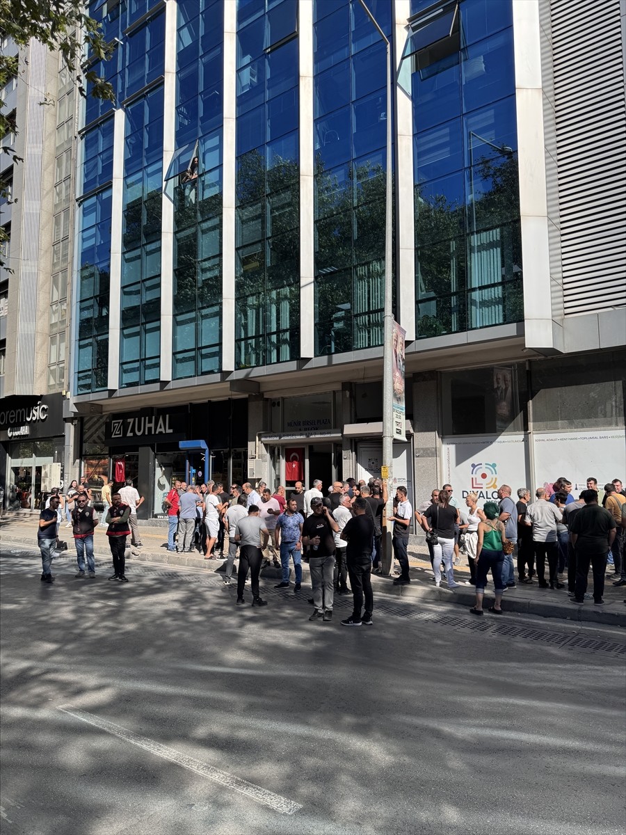 İzne çıkarılan İzmir Büyükşehir Belediyesi güvenlik görevlileri, İzmir Büyükşehir Belediyesi...