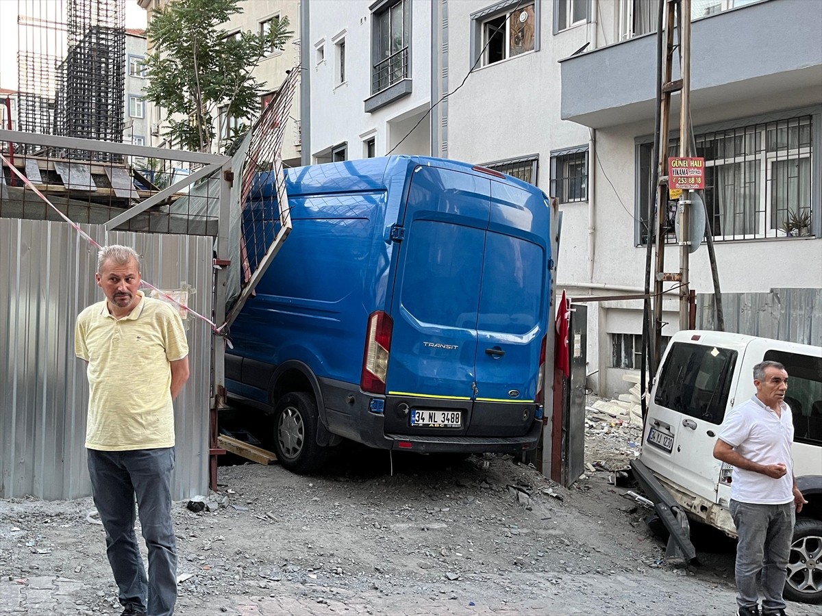 Kağıthane'de freni boşalan panelvan, bir araca çarptıktan sonra inşaat alanına girdi.
