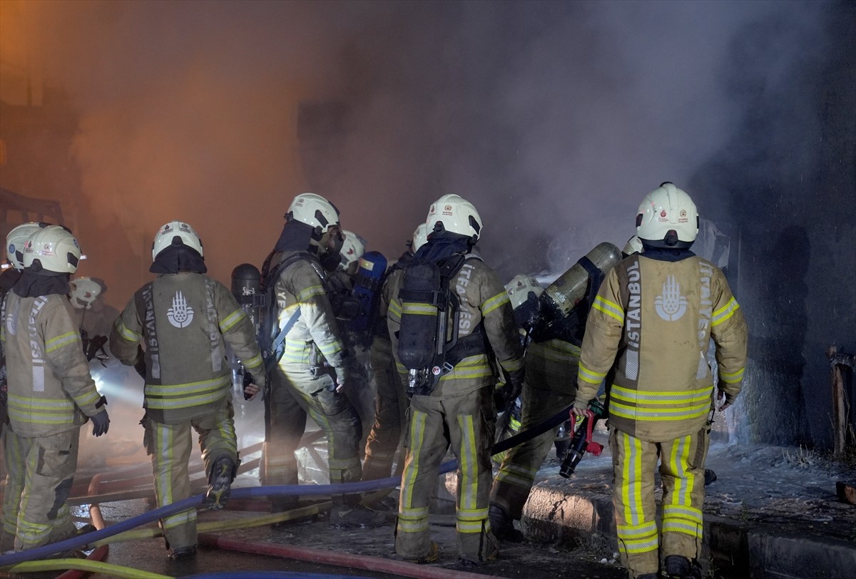 Kağıthane’de 5 katlı bir iş yerinin giriş katında çıkan yangın itfaiye ekiplerince söndürüldü....