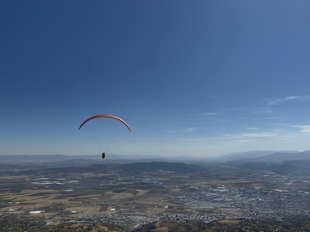 Kahramanmaraş'ın Dulkadiroğlu ilçesinde yamaç paraşütü şenliği düzenlendi.