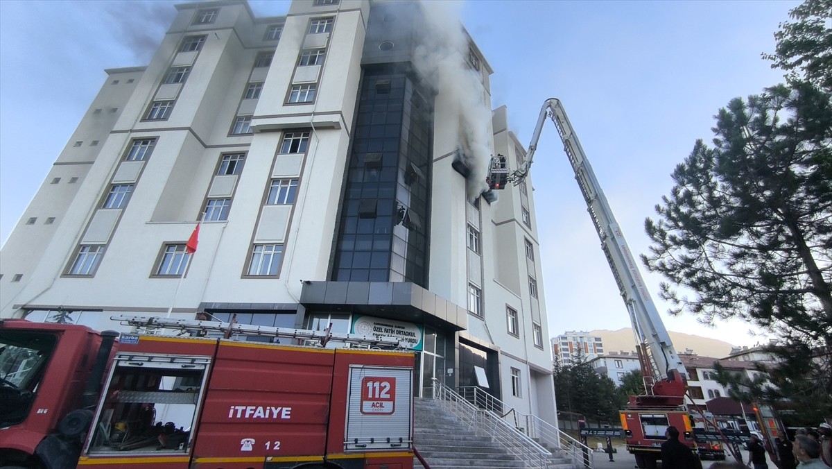 Kahramanmaraş'ın Elbistan ilçesinde özel erkek öğrenci yurdunda çıkan yangın itfaiye ekiplerince...