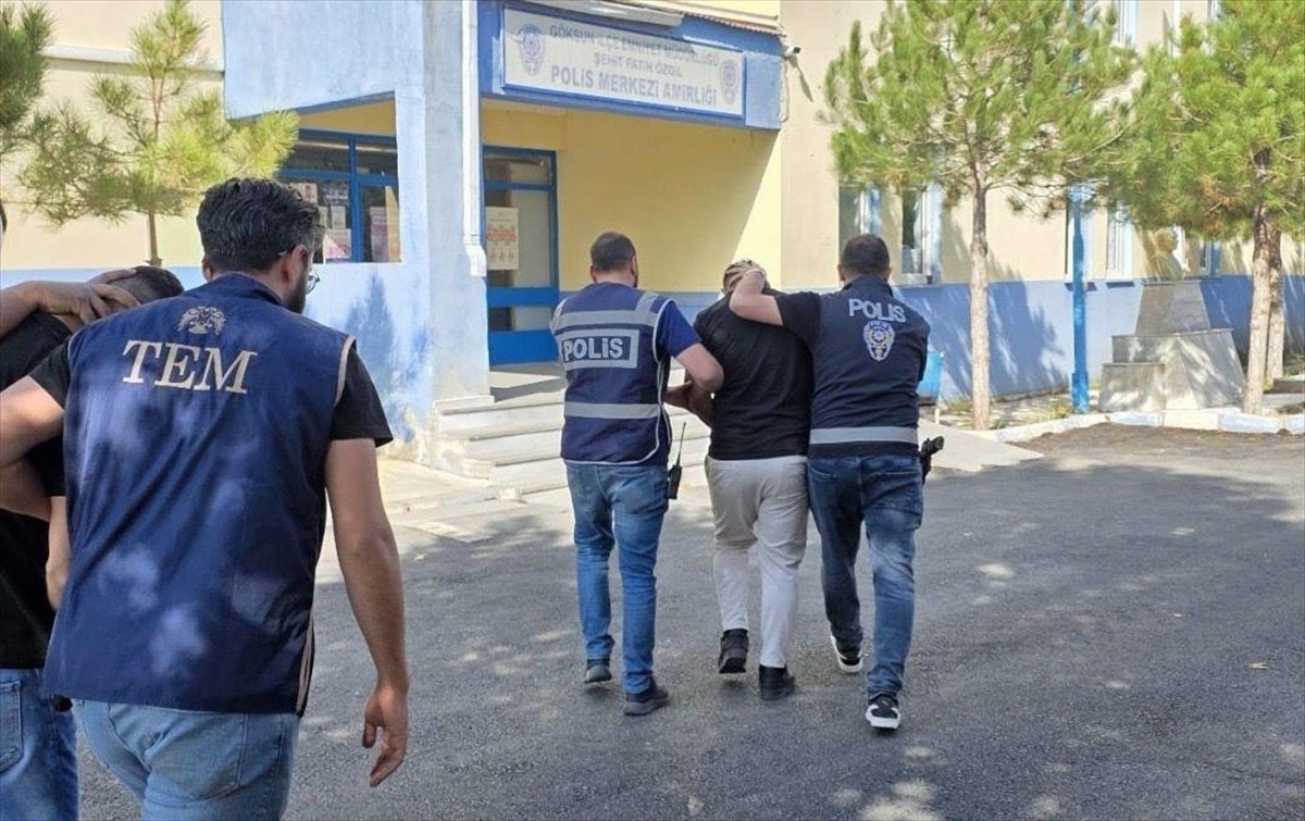 Kahramanmaraş'ın Göksun ilçesinde iş yerini yakmaya çalıştığı iddiasıyla gözaltına alınan 2...