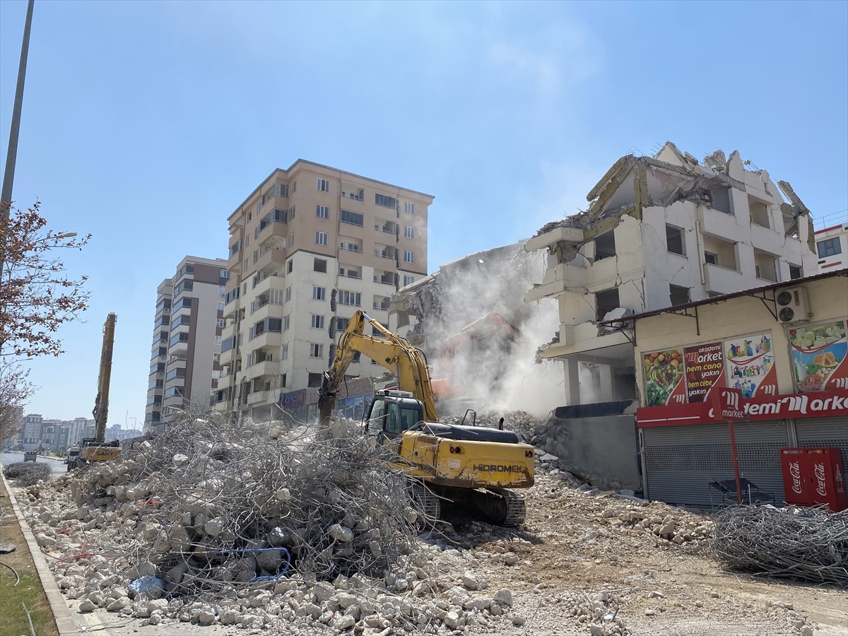 Kahramanmaraş'ta 6 Şubat 2023'te meydana gelen depremlerde ağır hasar gören binaların yıkımı devam...