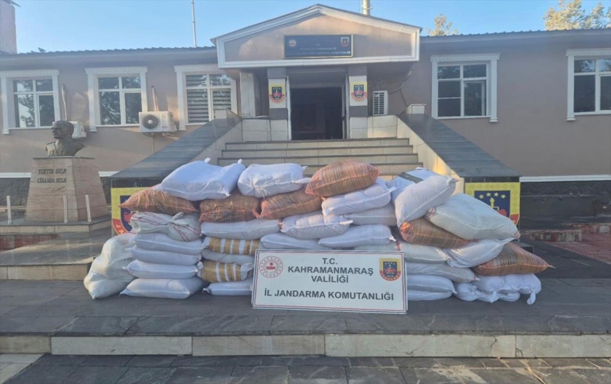 Kahramanmaraş'ta düzenlenen kaçak içki ve uyuşturucu operasyonunda gözaltına alınan 5 şüpheliden...