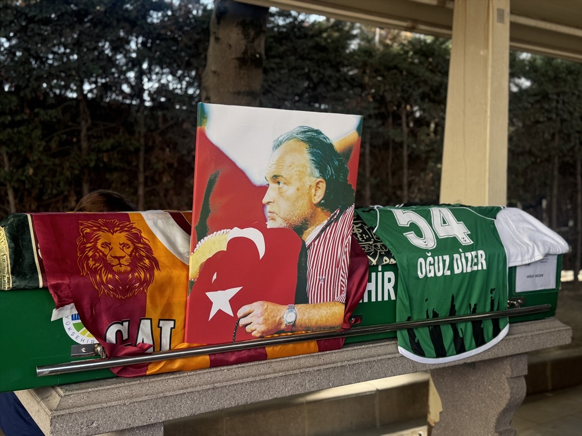 Kalp rahatsızlığı nedeniyle 73 yaşında yaşamını yitiren spor yazarı Oğuz Dizer'in cenazesi...